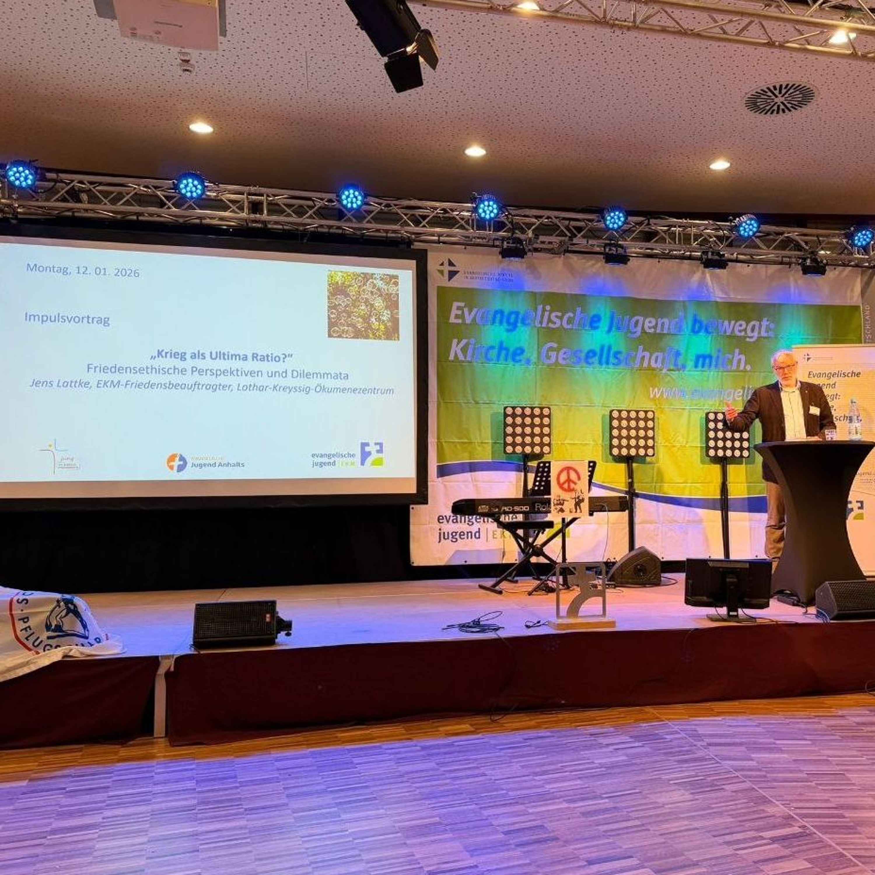 Schwerter zu Seifenblasen: Ökumenische Fachkonferenz Jugendarbeit über Frieden