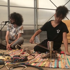 { R² } Je mange un énorme bibelot à la fête du ruisseau