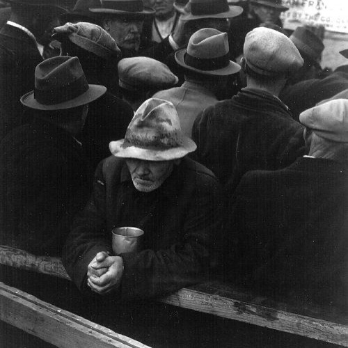 ناطرها تطل و تقلي : يا هالمتعوب شو ناطر؟