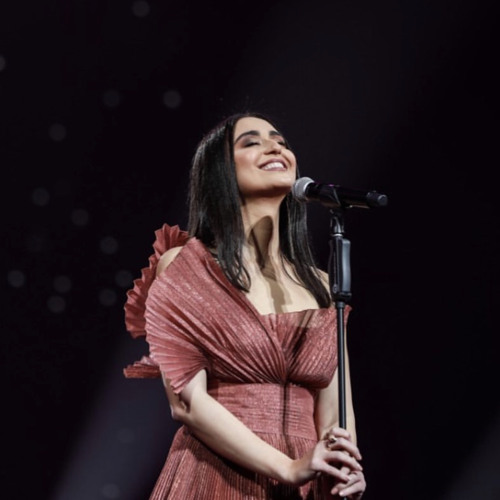 أبلغ عزيزًا في ثنايا القلبِ منزلهُ!