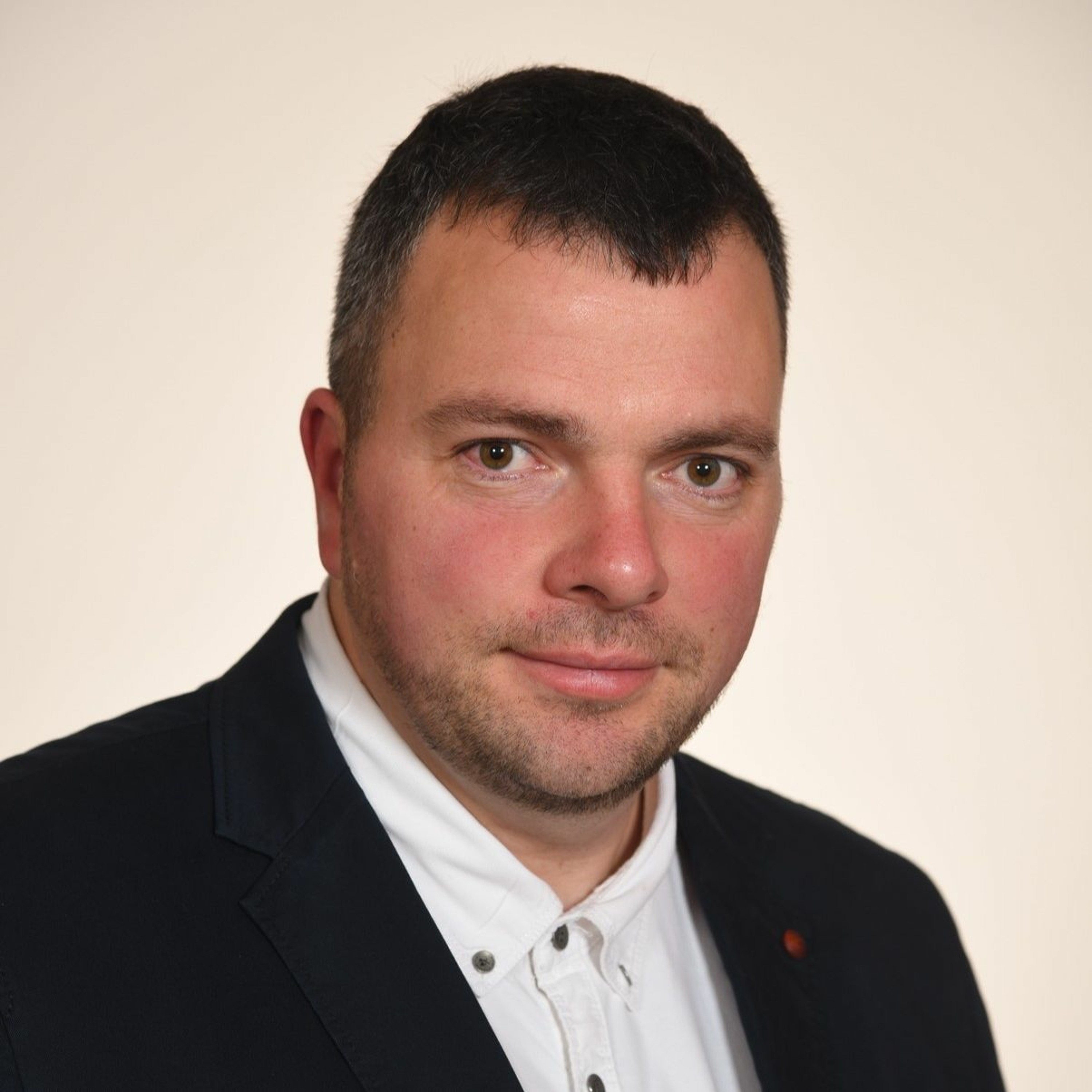 Gumicsizma és Okosteló