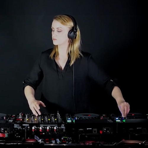 Annie Hill - Studio Set x We Are Resonance