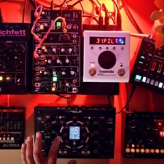Fifty (NDLR // Roland TR-6S, JU-06A + Pill Pedal // Streichfett // 0-Coast + H9 // Bassline DB-01)
