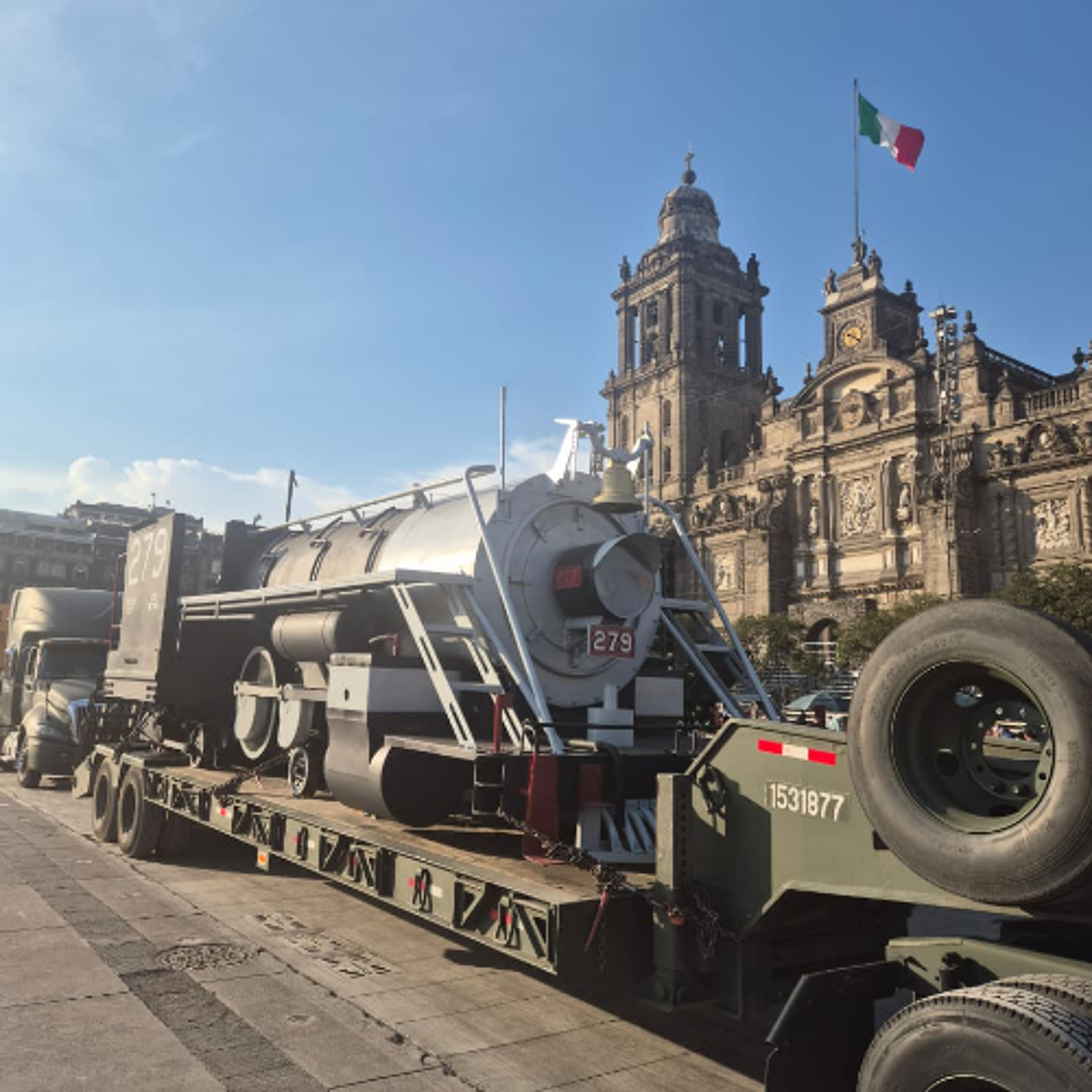 Instalan la histórica locomotora Petra en el Zócalo para el desfile del 20 de noviembre