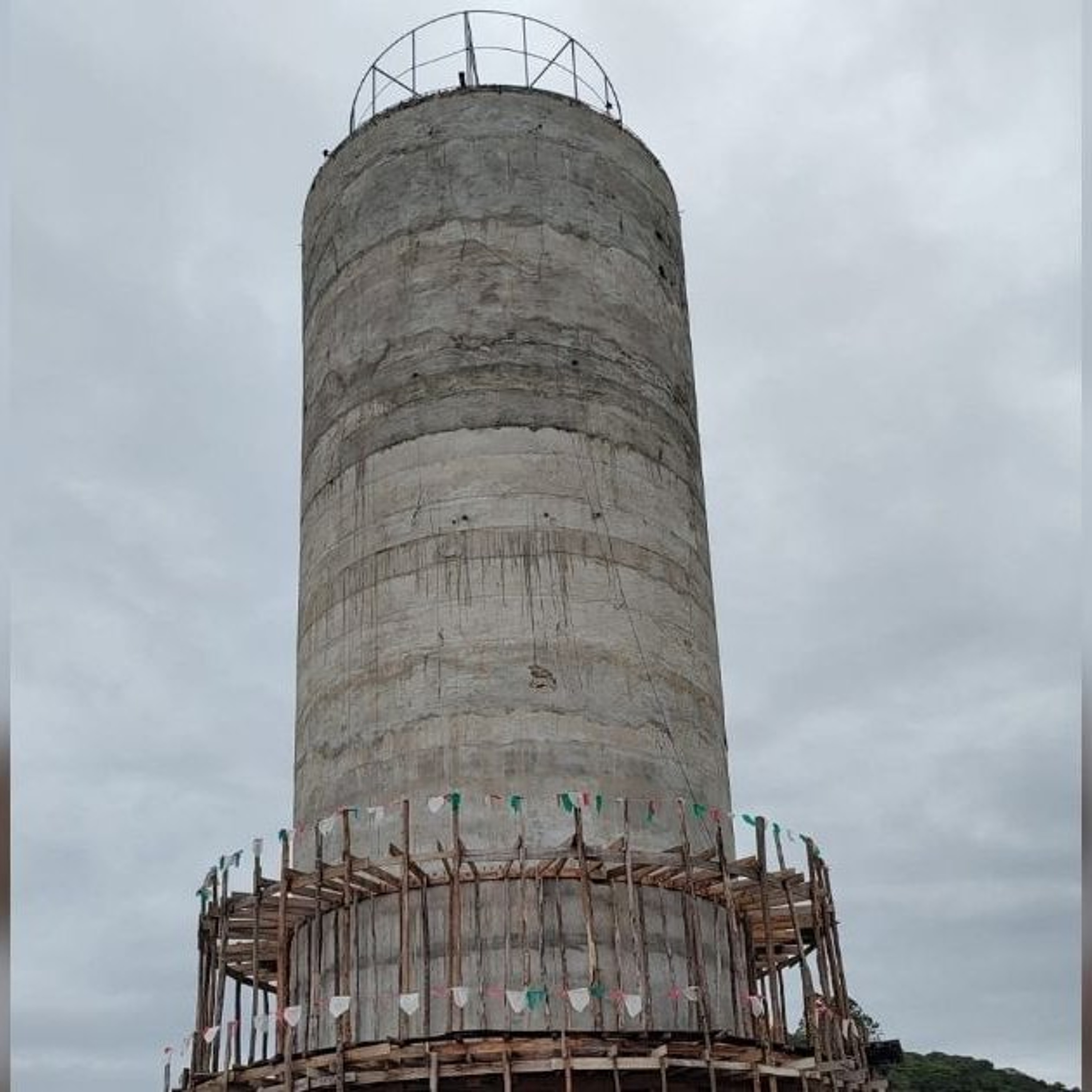 Obra da Torre de Pisa de Pedras Grandes é retomada com quarta empresa; prefeito aposta em conclusão em 12 meses episode artwork