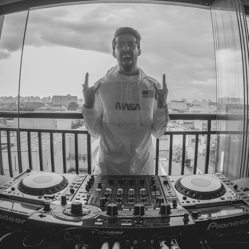 Set tech house