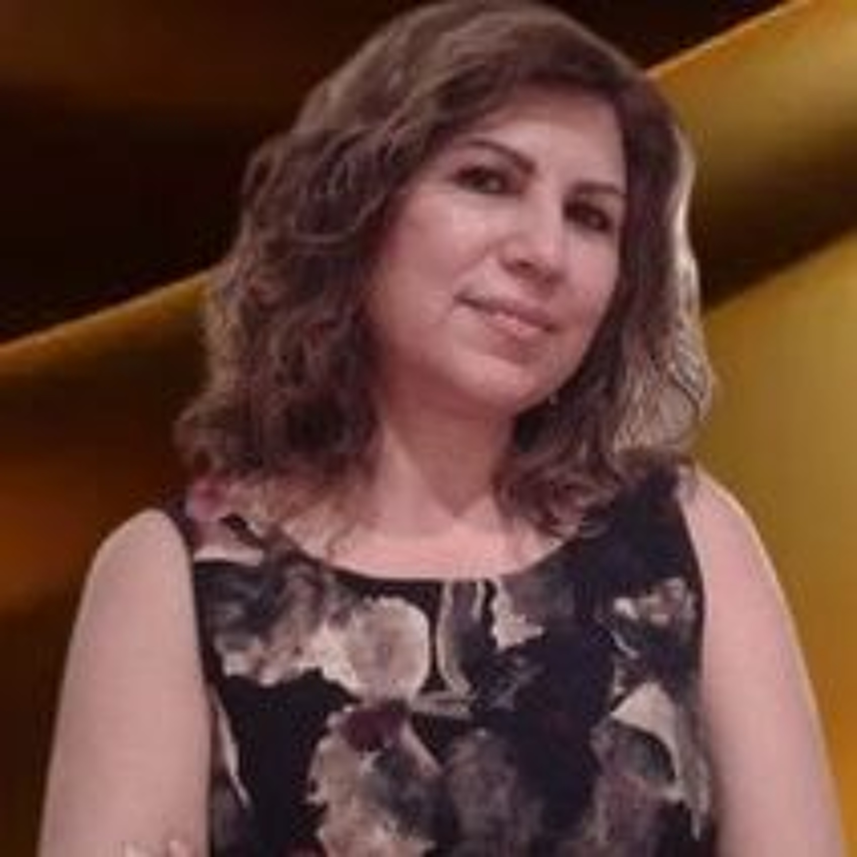 با خانم مینا دریسی شاعر و نقاش  و نوه محمدرضا دریسی از شعرا و روزنامه نگاران مشروطه