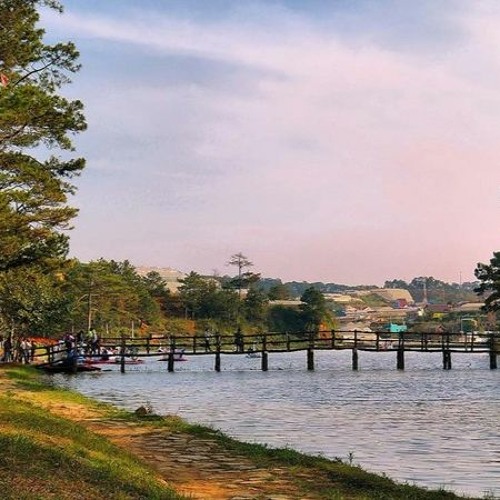 Người ở lại buồn