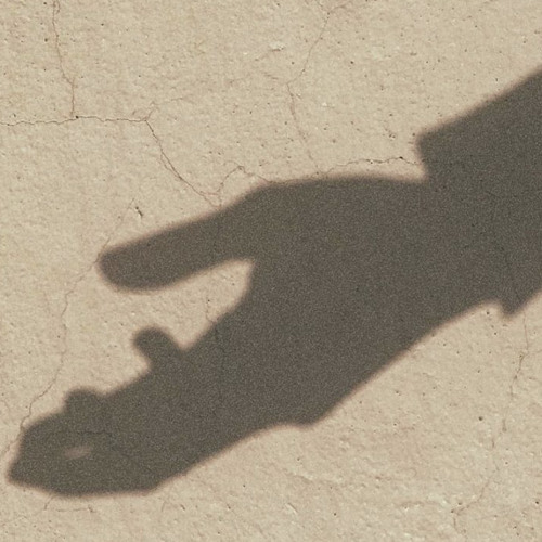 يا كم صعبه احب انسان مو داري