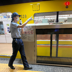 Dans le métro de Tokyo