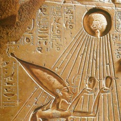 Y el primero fue Akenatón - PRIMVS·SOL·INVICTVS