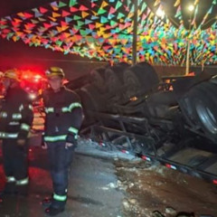 Vídeo mostra momento em que caminhoneiro sofre tombamento fatal em Itumbiara