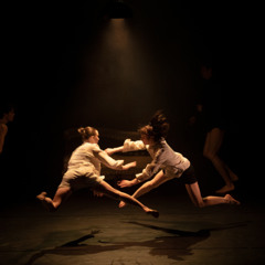 Audioflyer Play Dead by People Watching // am 25. April & 25. Mai 2025 mit Audiodeskription im Chamäleon Berlin
