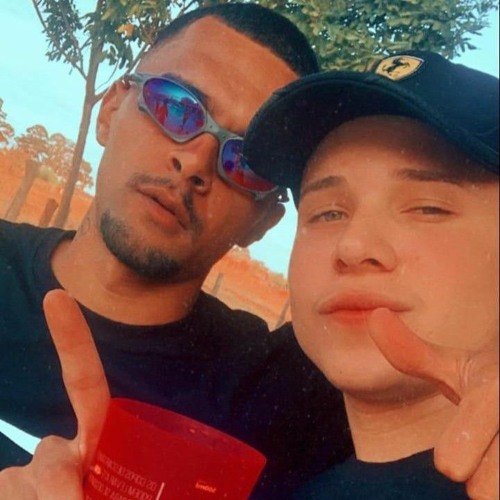 MC Don Juan e MC Lele JP - Tô Passando de Foguetão, Na Favela Chama Atenção