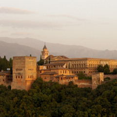 لا تعذليه فإن العذل يولعه