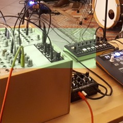 Performance live at Q