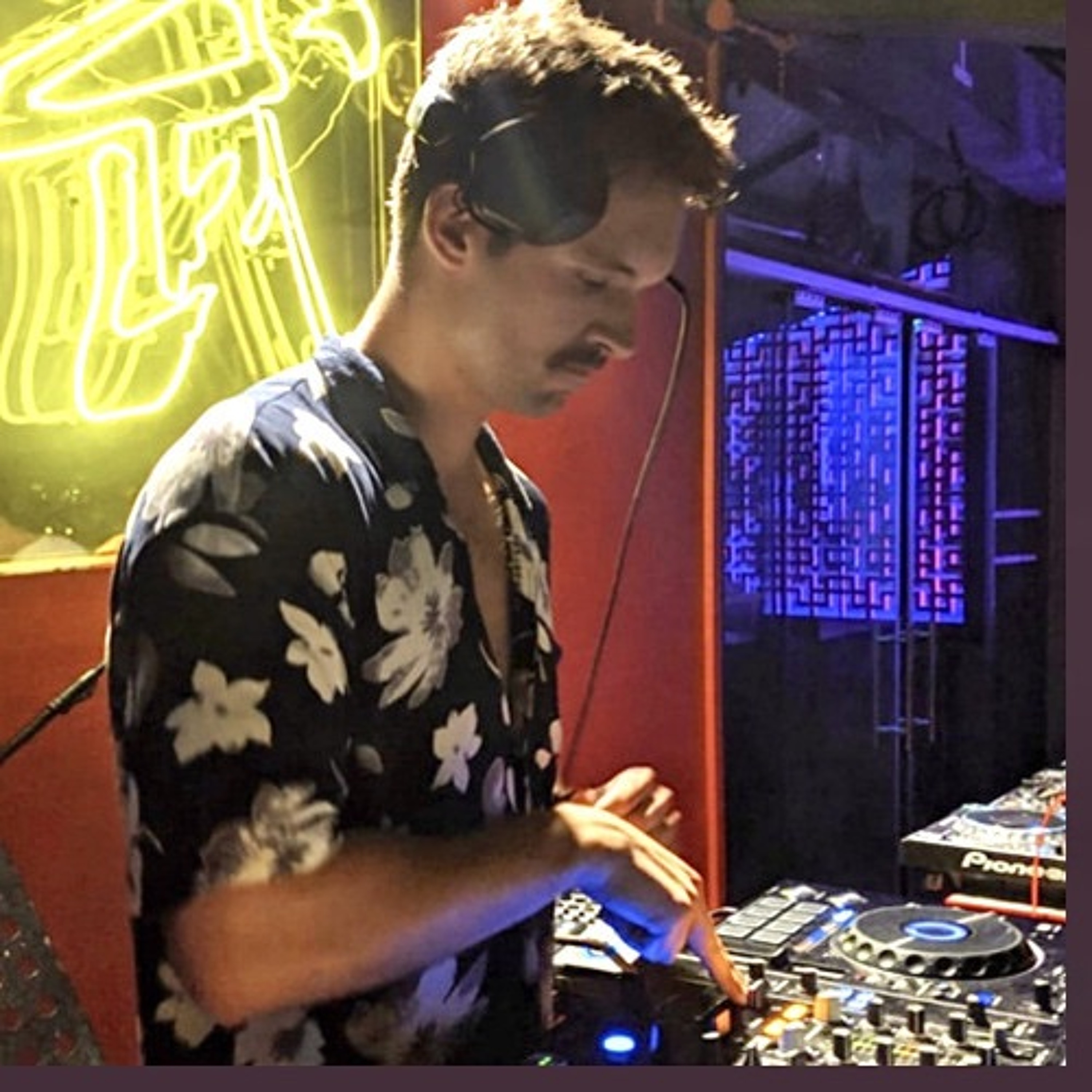 Hot House Hours: Essential House Music Mix