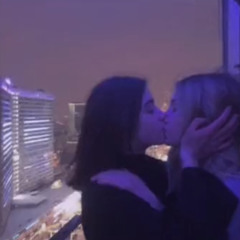 على الورد يو عيني🥀😍.