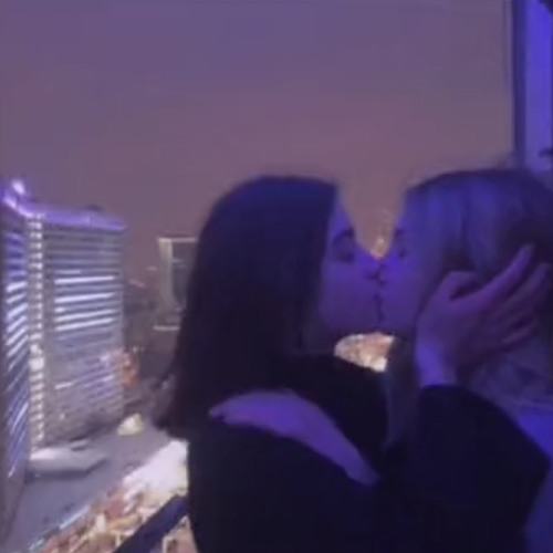 على الورد يو عيني🥀😍.