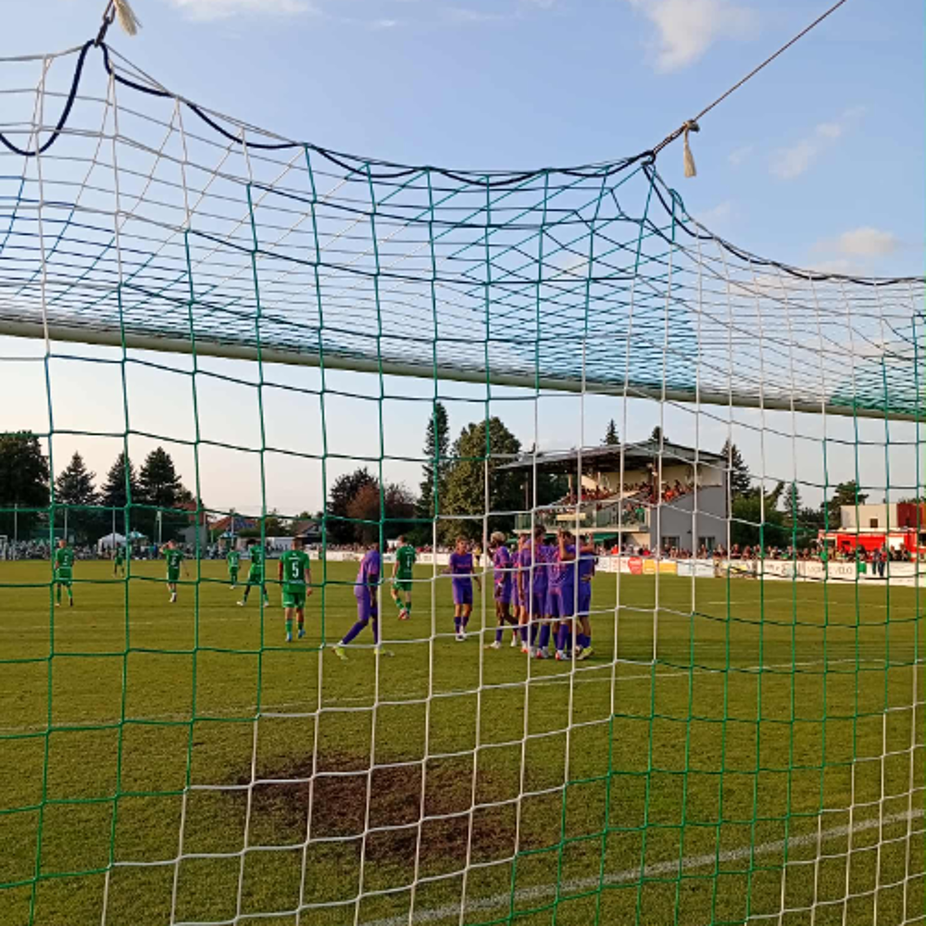 S mikrofonem za klokanem