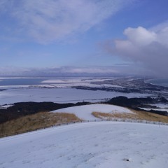 It's so windy, isn't it?  (風つよい・・・)