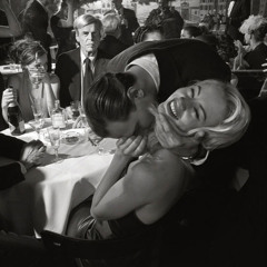 تتدللين و حق أن تتدللي، تأبى الأنوثة فيك إلاّ تفعلي.