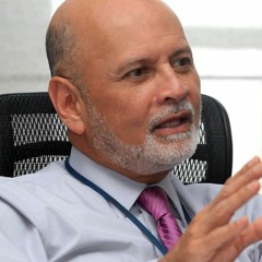 Antonio Ayales sobre rejas para alejar manifestantes del edificio legislativo