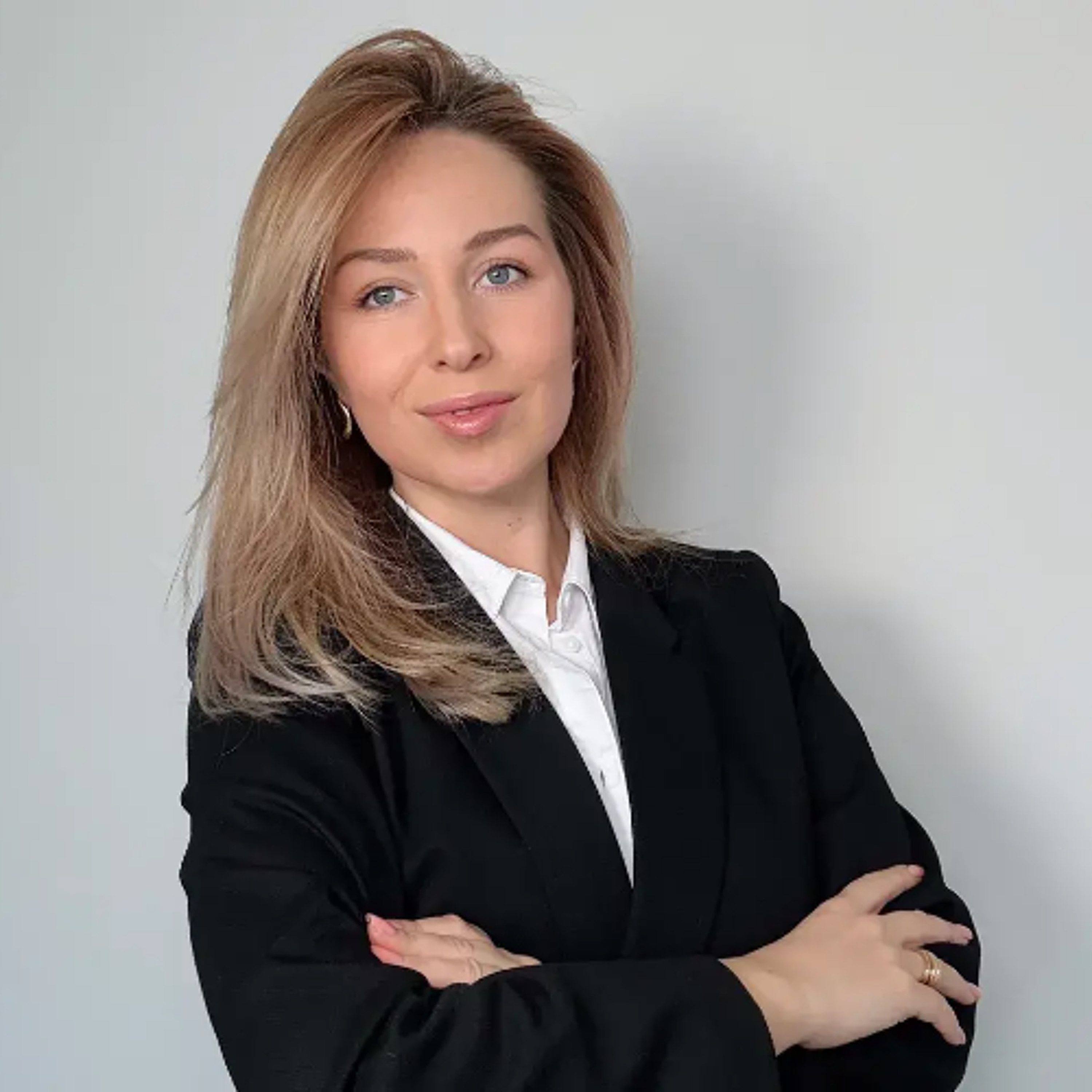 Аліса Рыжычэнка. Долар падае, кошты растуць, а МАЗы гараць — эфір пра стабільнасць