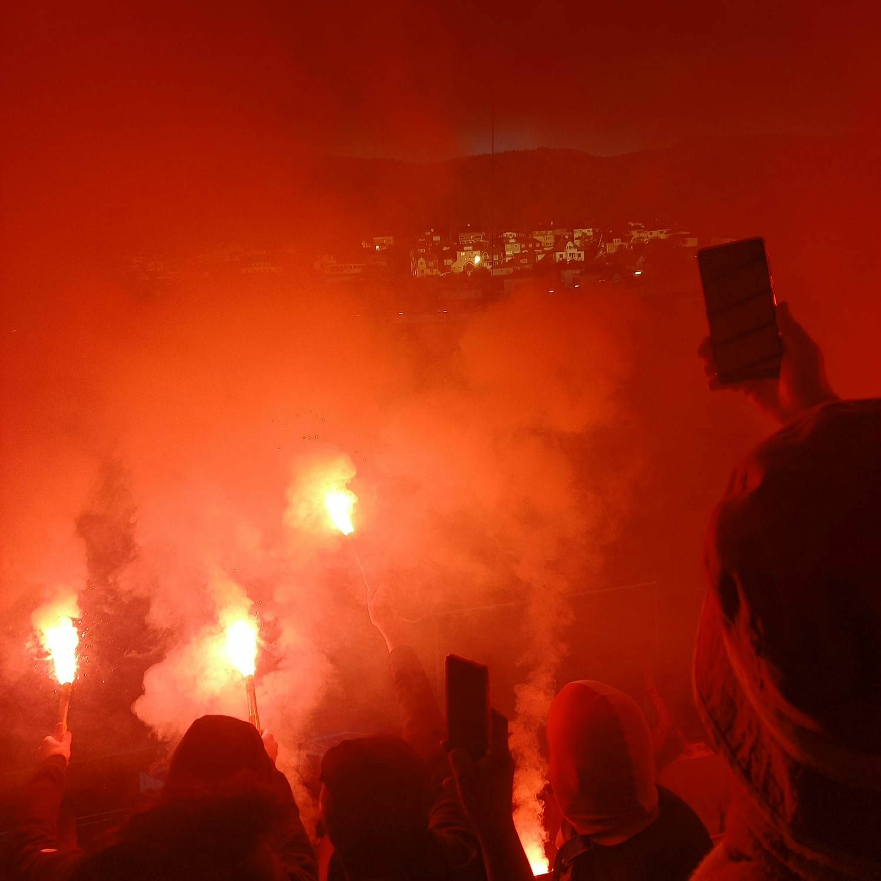 cover of episode Klubben i røyken (som ligger over Kniksens Plass)