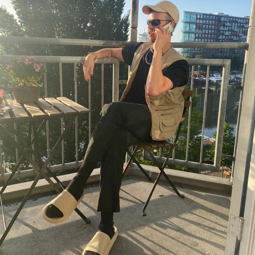 Falling into the quicksand of my troubled mind :')