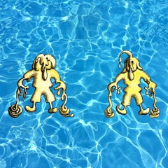 Zwei Kerle küssen sich beim Sonnenbaden im Freibad