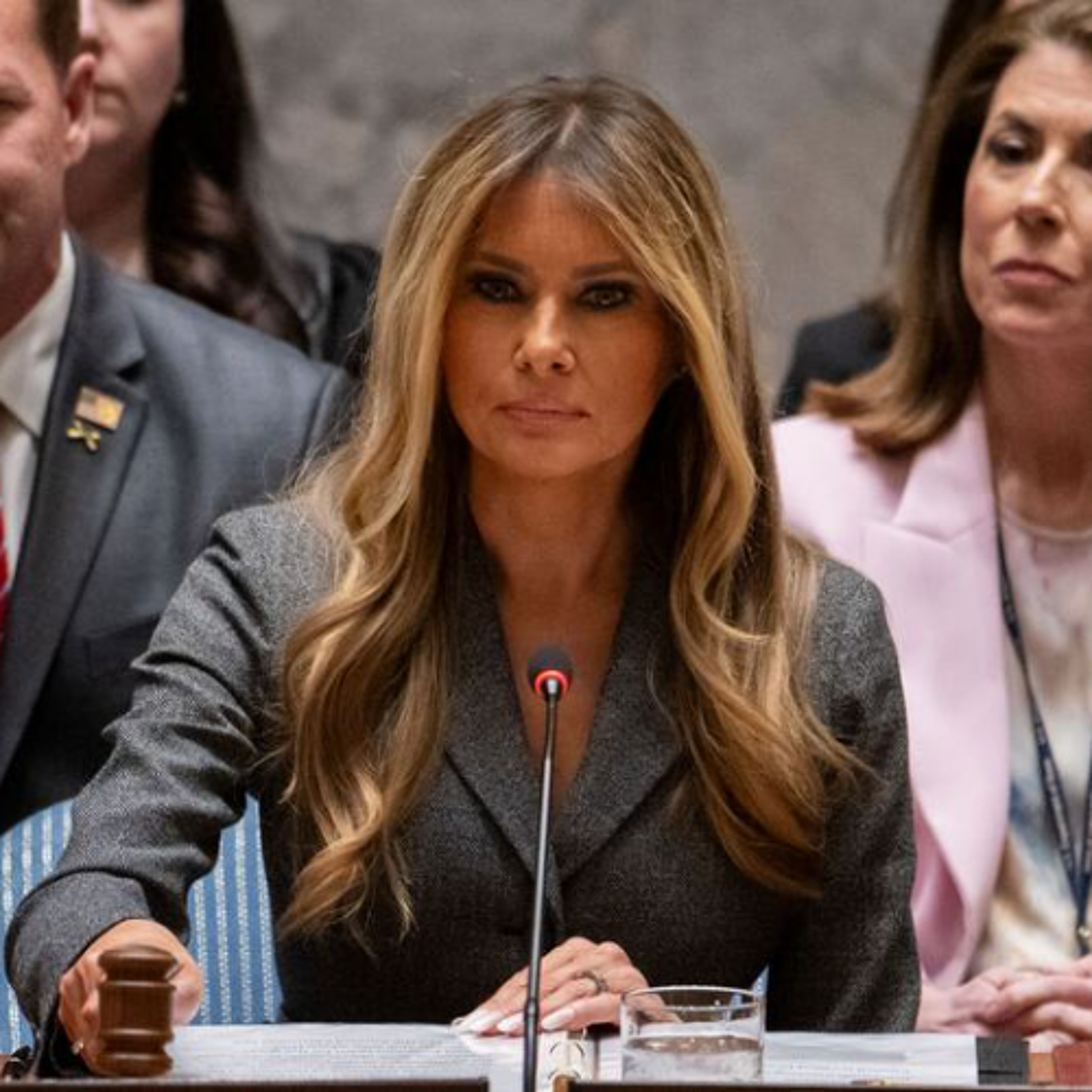 Na ONU, Melania Trump enfatiza necessidade de "paz através da educação" episode artwork