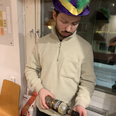 Agge öppnar en flaska wirre