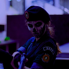 MULHER CAVEIRA COM ORGULHO
