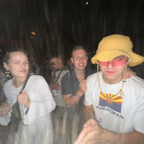 freunde auf tanze umarmen <3