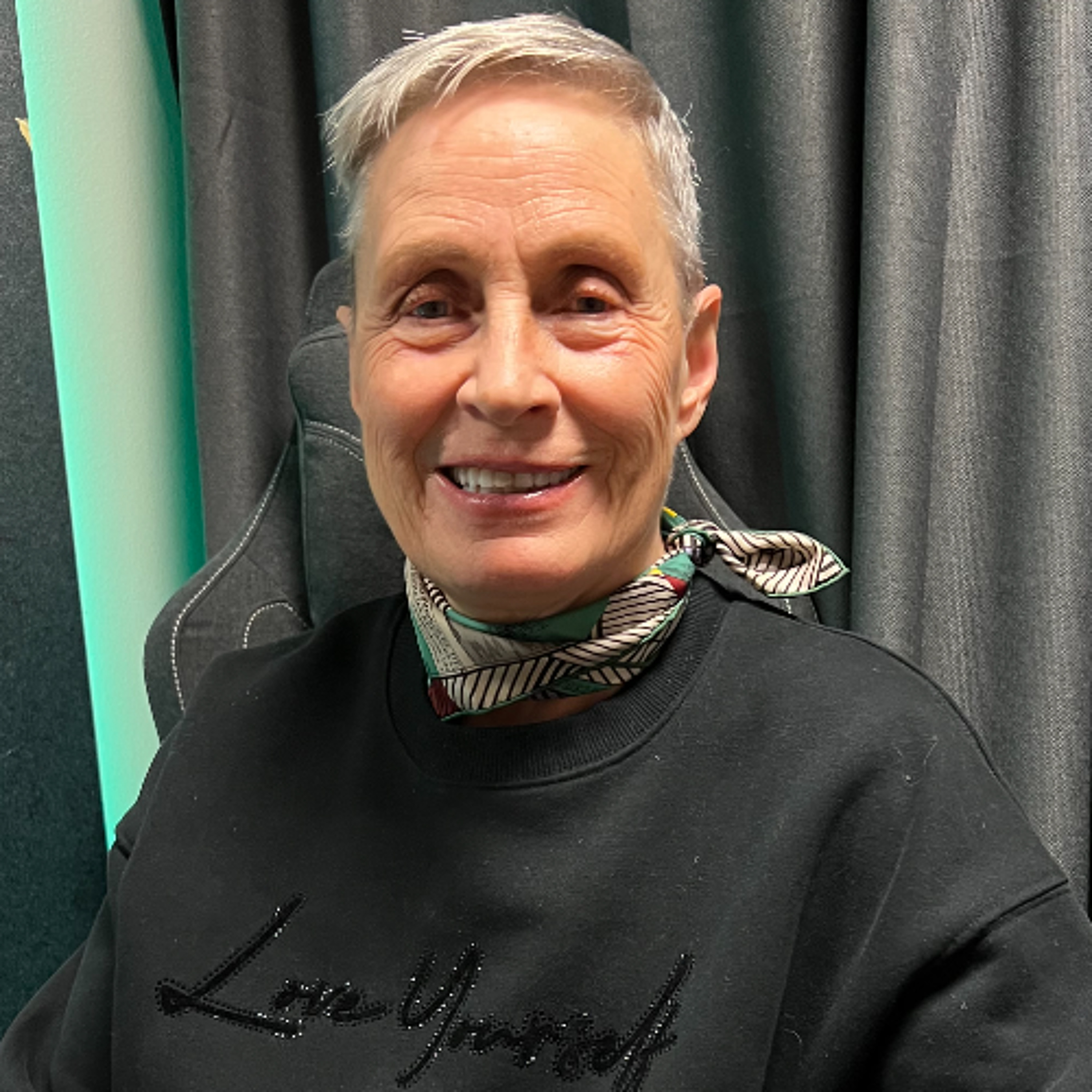 #136 – Það gerist all mannlegt um borð í flugvél og farþegarnir ekki alltaf á leið í skemmtiferð – þakklát fyrir draumastarfið sem flugfreyja í nær hálfa öld - Björg Jónasdóttir