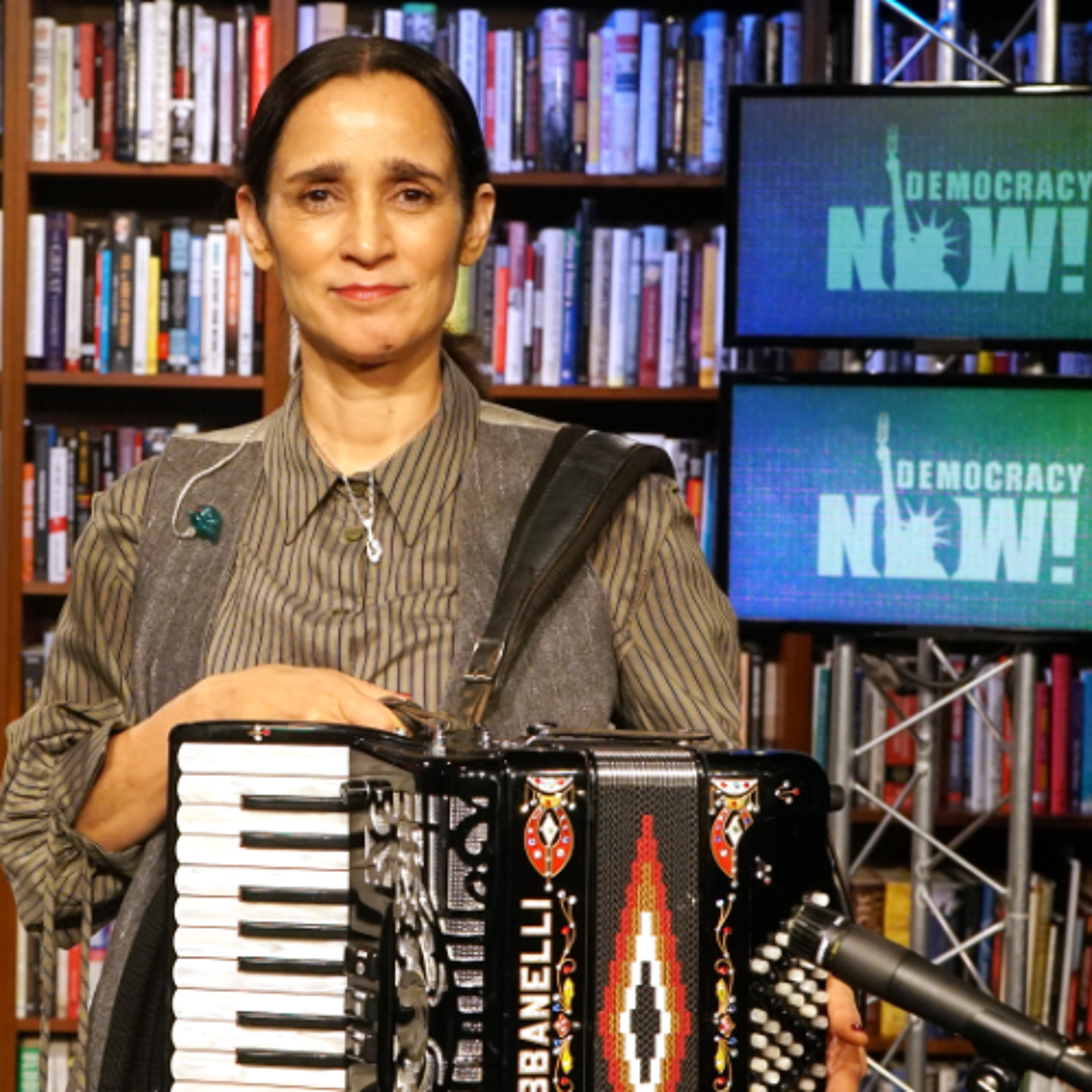 Julieta Venegas interpreta su nueva canción “La línea” y habla de su nuevo disco y libro de memorias episode artwork
