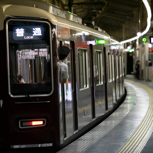 阪 急 電 車 も 吹 っ 切 れ た