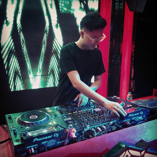 WHAT IT LOVE FT EY HELLO (HUYBOU)