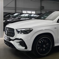 А в эскалейт сучка в версаче в ахуённом платье