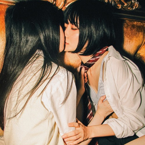 Modest By Default - بوسه ها (Kisses)
