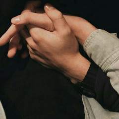 اتخيلك بوسه تجي بين الخدود❤️