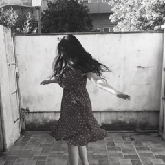 خليت عقبك باب قلبي مسايف