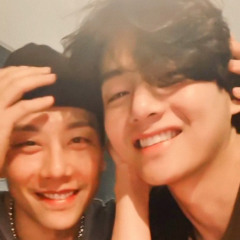 Taehyung & Park Hyoshin singing “Less and Less” by Matt Maltese (via thv Instagram story 220131)