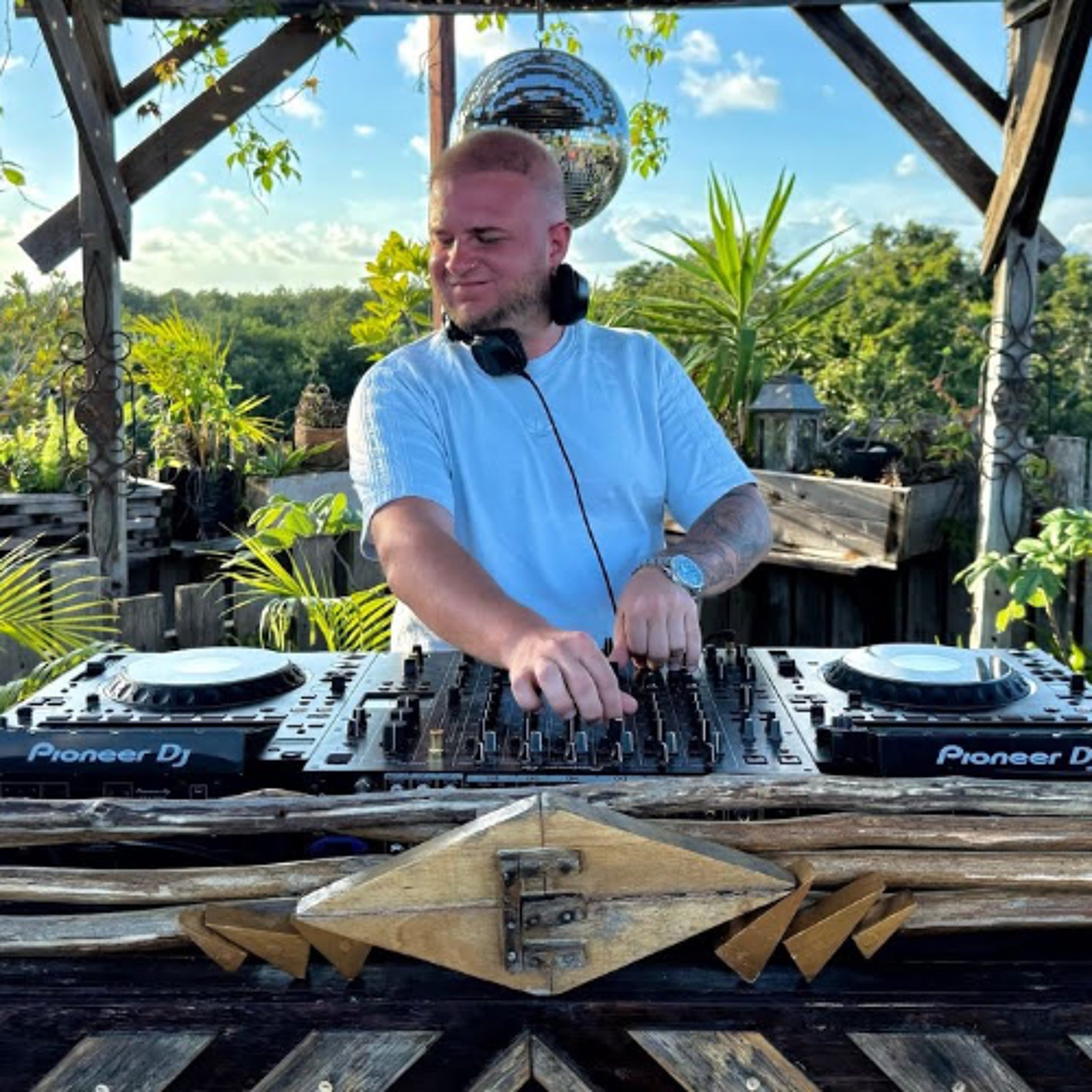 Nicolas Perisse | Minimal House Sunset Mix 2025 | By  @EPHIMERATulum ​ episode artwork