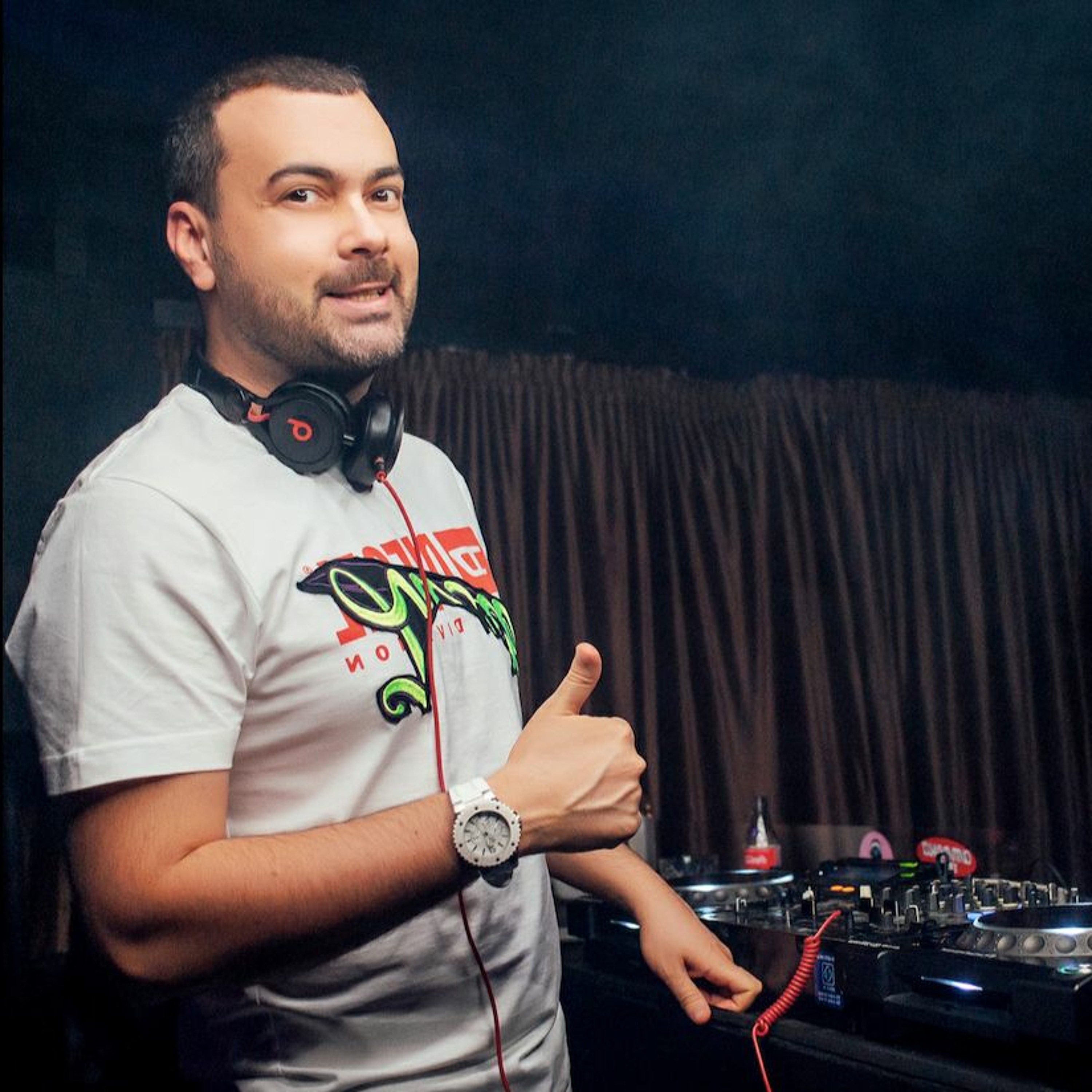 Диджей маньяк что мне делать сегодня. Мс рыбик и диджей. Диджей маньяк что мне делать сегодня. Диджей маньяк что мне делать сегодня. Dj maniak одесса.