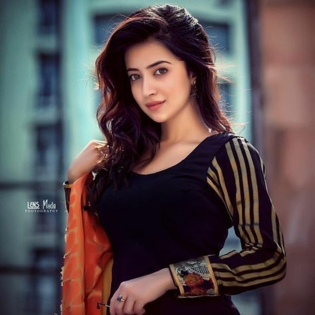 Nudistlar togridan-togri sohilda orgiya uyushtirishdi va yashirin kamera tomonidan tasvirga olishdi. Hammomdagi rus onalar porno