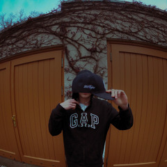 TRACKSUIT SCHWARZ (spotify link in bio!)