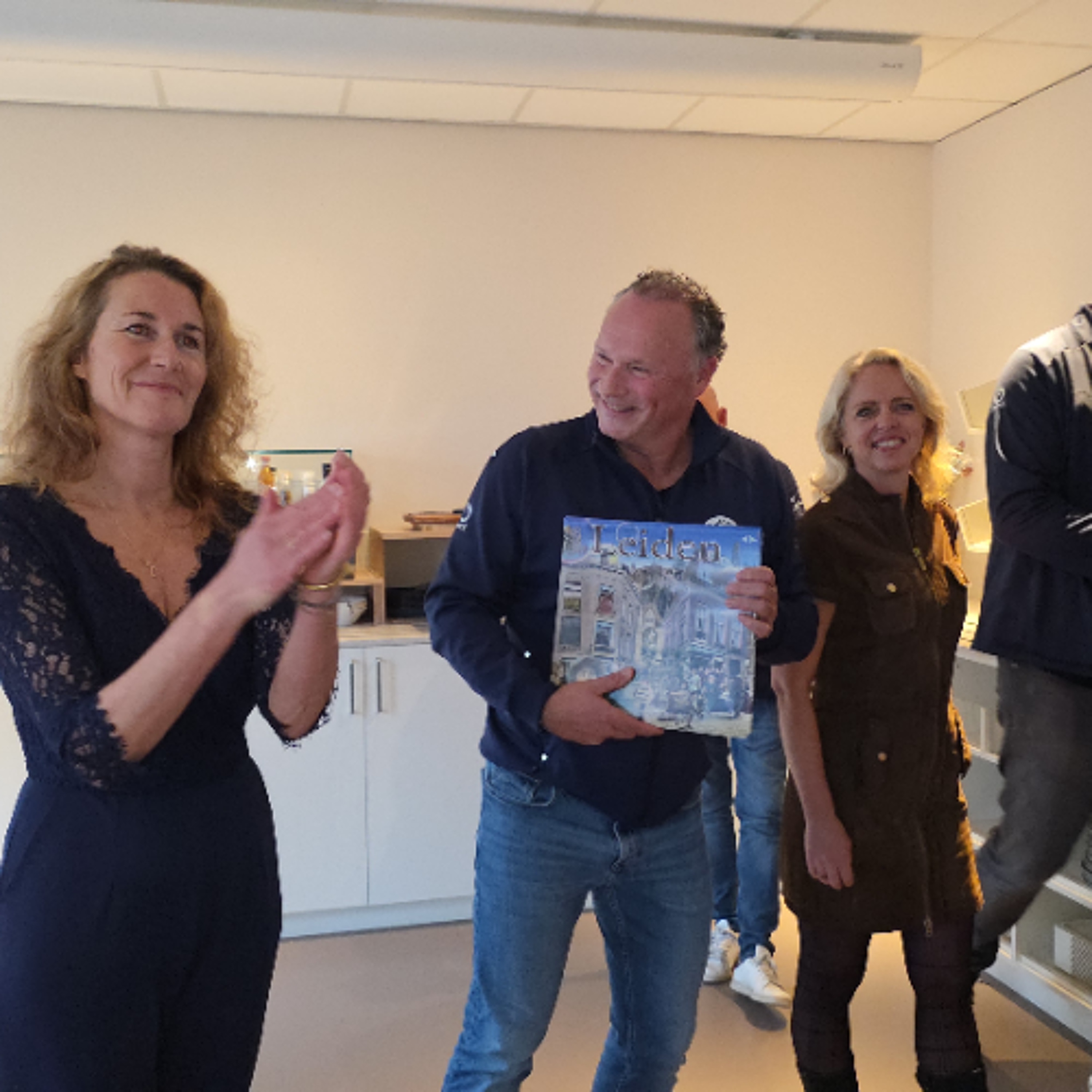 2025-10-15 Barbara van Druten, Niki Koutouras en Reinoud Ruijs over Vrienden van Issoria kalender episode artwork