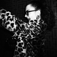 وتقولي اسف وربي ما اكررها